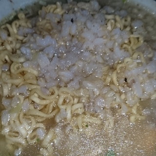 カップヌードル&しお昆布玄米ご飯麺スープ
